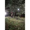 MAKITA Puutarhan monitoimikone LXT. Kuvassa henkilö harventamassa puuta monitoimikone LXT:n avulla.