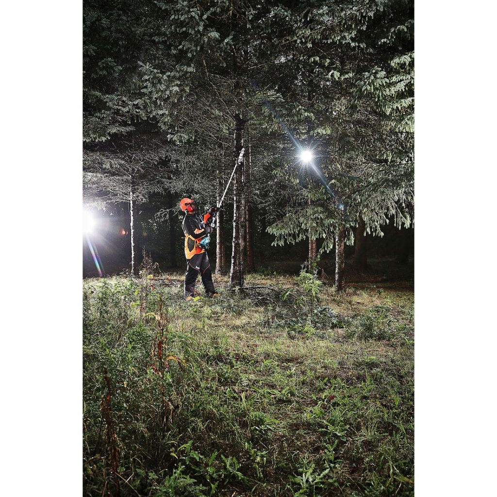 MAKITA Puutarhan monitoimikone LXT. Kuvassa henkilö harventamassa puuta monitoimikone LXT:n avulla.