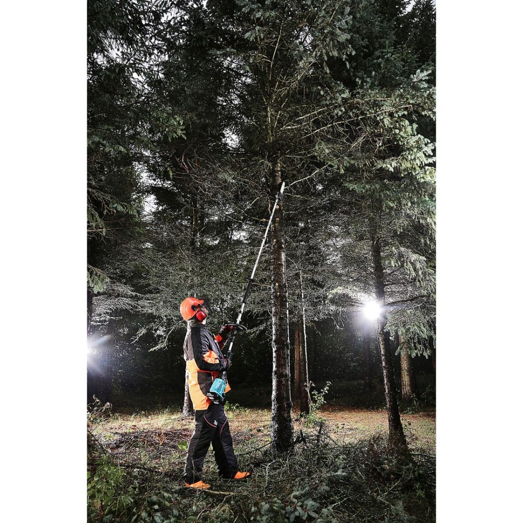 MAKITA Puutarhan monitoimikone LXT. Kuvassa henkilö harventamassa puuta monitoimikone LXT:n avulla.