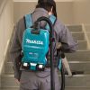 MAKITA Reppuimuri LXT. Kuvassa henkilö kantaa Reppuimuri LXT:tä selässään imuroidessaan portaikkoa.