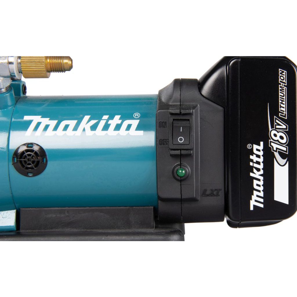 MAKITA Tyhjiöpumppu LXT. Lähikuvassa Tyhjiöpumppu LXT:hen asennettu akku. Kuva vasemmalta sivustapäin.