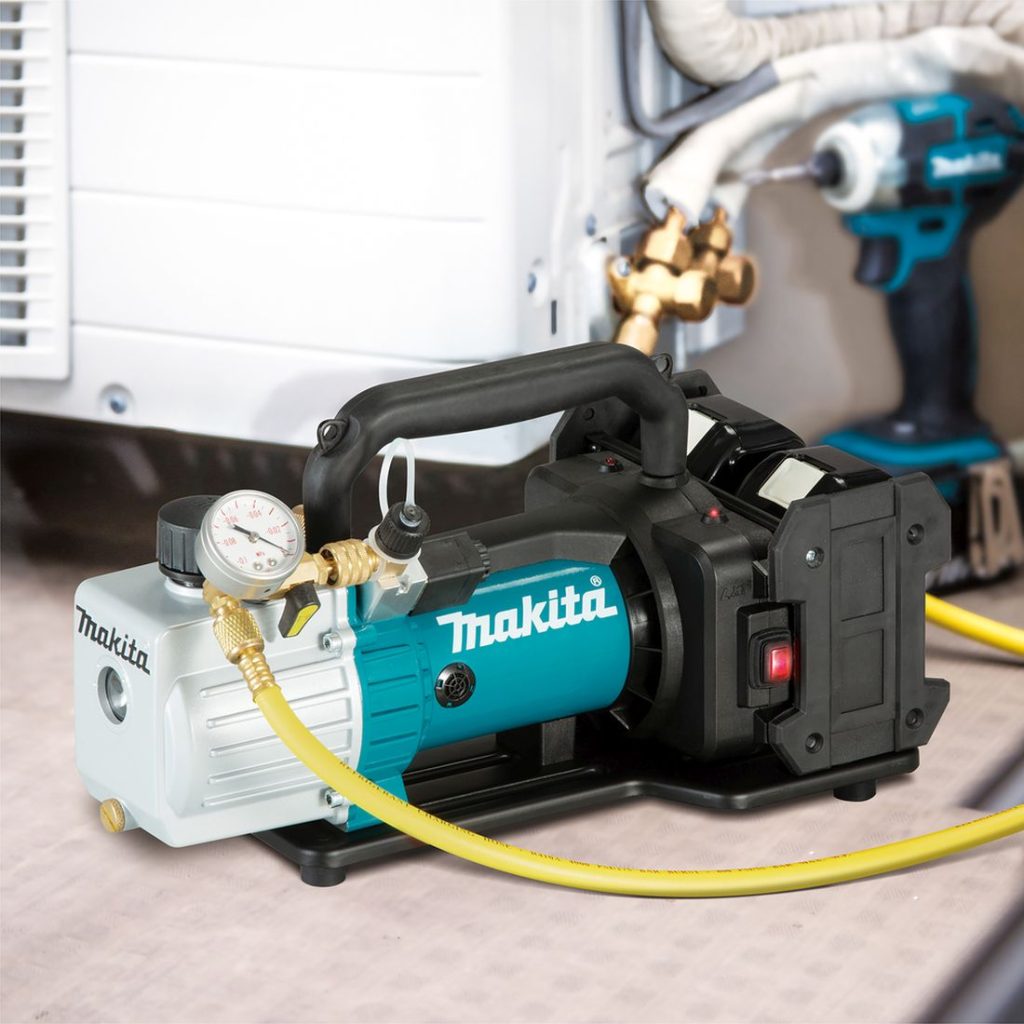 MAKITA Tyhjiöpumppu LXT. Kuvassa Tyhjiöpumppu LXT työkohteessa.
