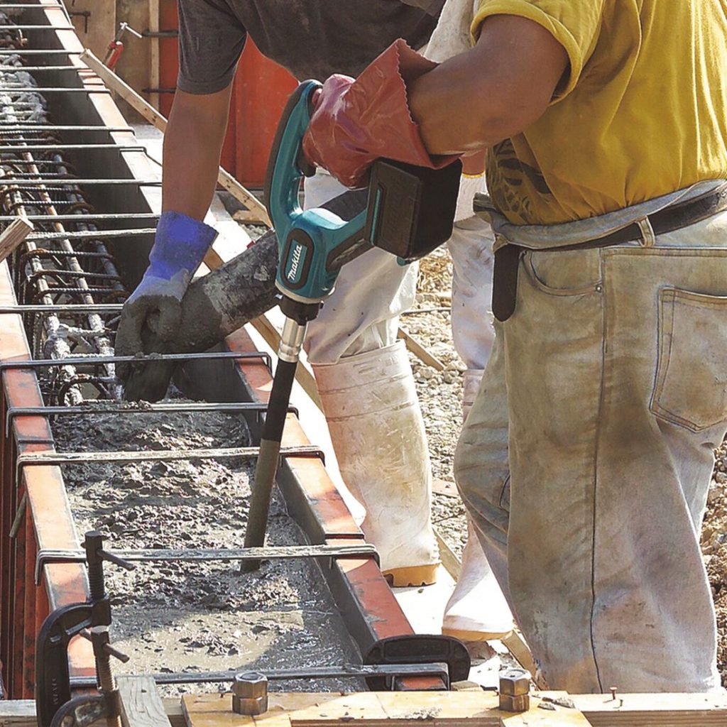 MAKITA Betonitärytin LXT. Kuvassa henkilö käyttämässä Betonitärytin LXT:tä betonivalutöissä.