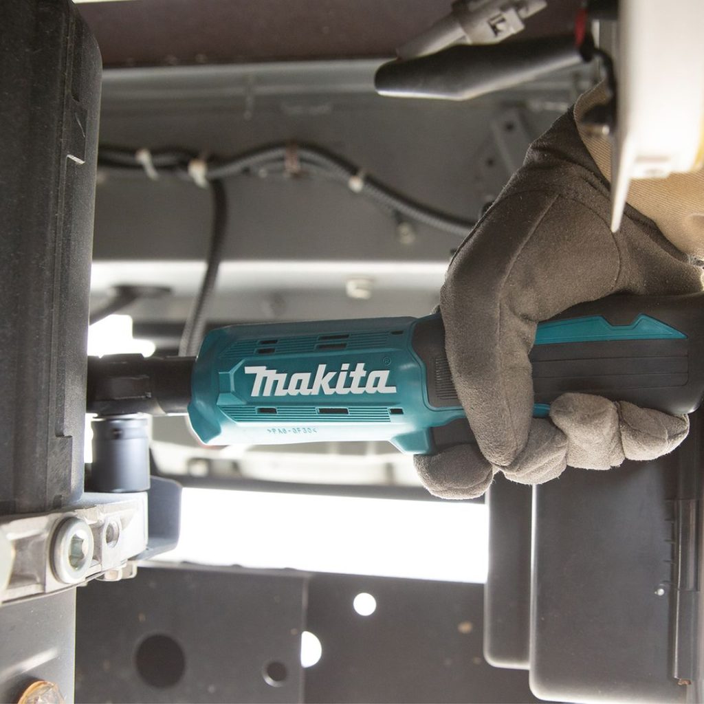 MAKITA Räikkäväännin LXT. Kuvassa henkilö käyttämässä Räikkäväännin LXT:tä huoltotöissä.