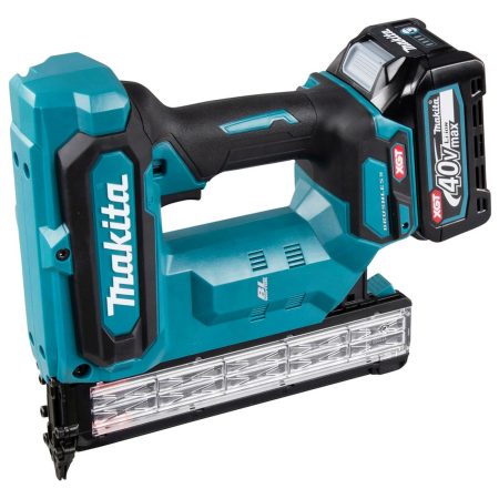 MAKITA Viimeistelynaulain XGT. Kuvassa Viimeistelynaulain XGT oikealta etuyläviistosta.