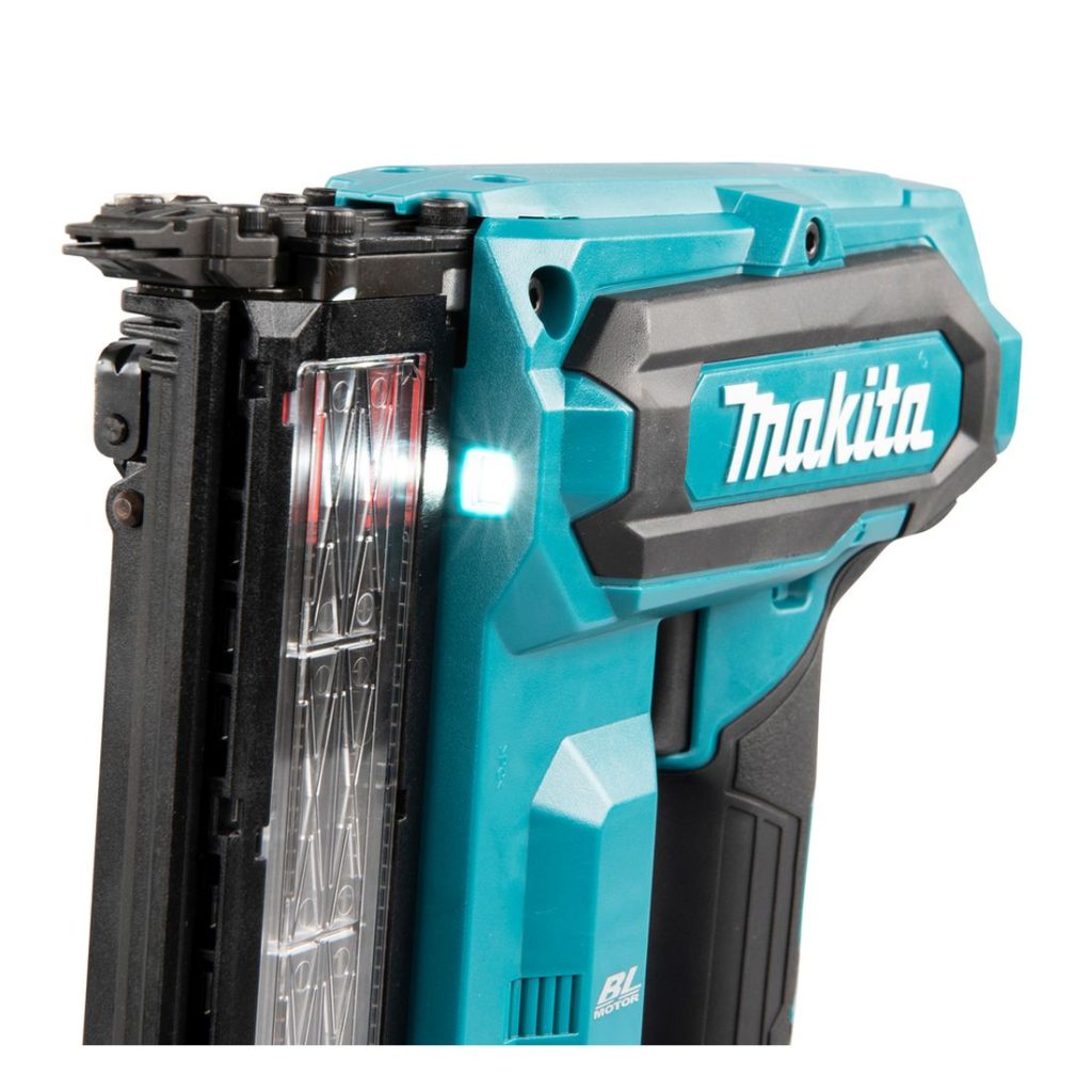 MAKITA Viimeistelynaulain XGT. Lähikuvassa Viimeistelynaulain XGT:n LED-valo.