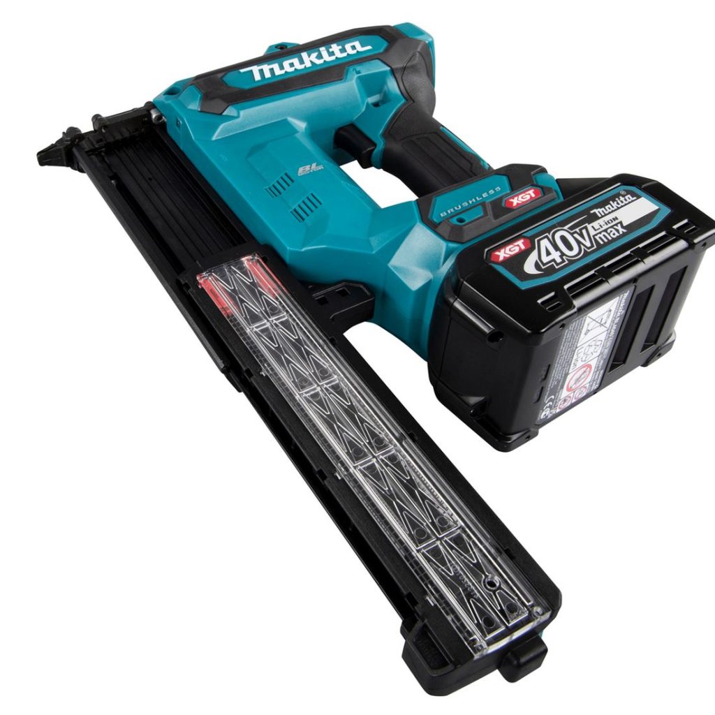 MAKITA Viimeistelynaulain XGT. Kuvassa Viimeistelynaulain XGT varustettuna pitkällä lippaalla.