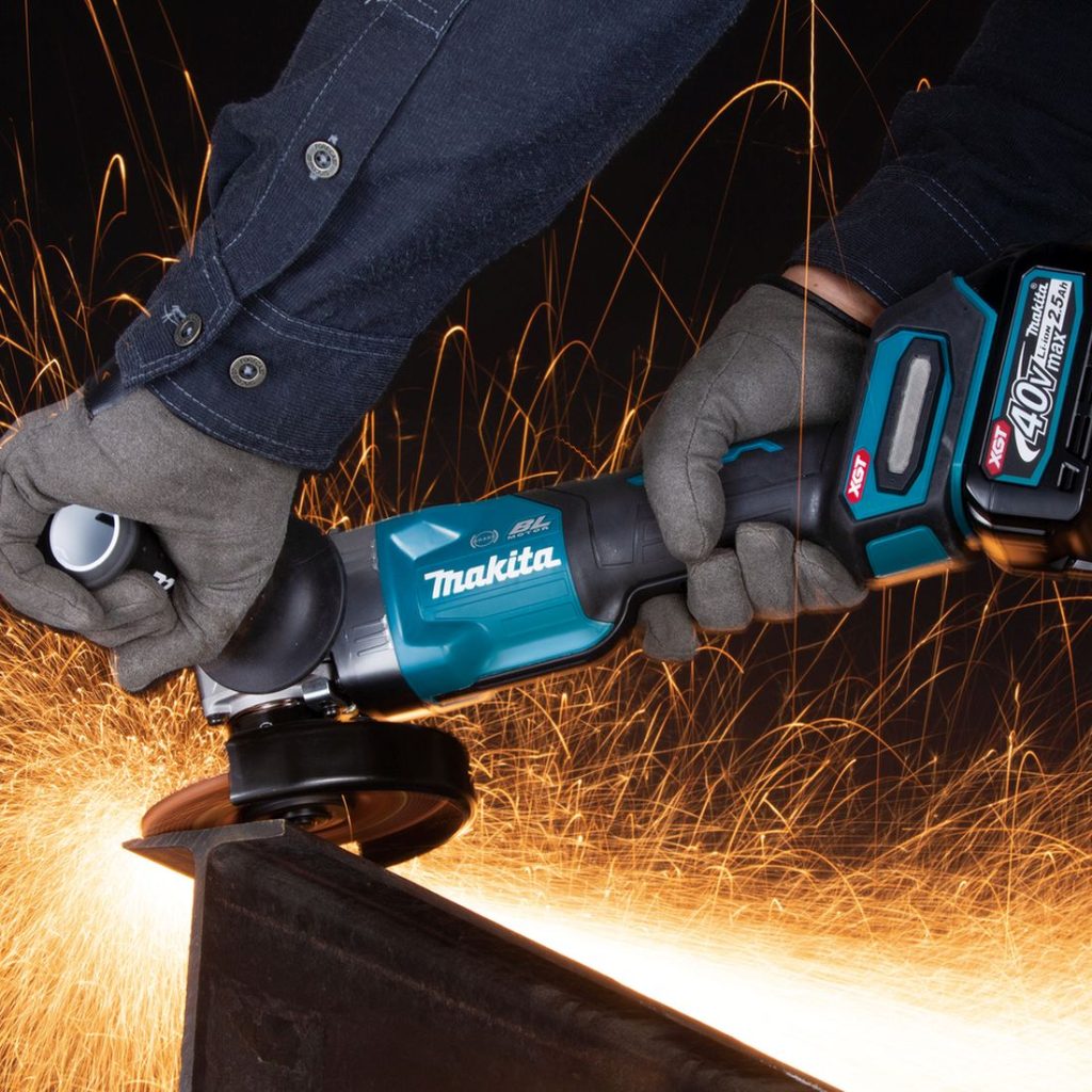 MAKITA Kulmahiomakone XGT. Kuvassa henkilö hiomassa teräksistä I-palkkia Kulmahiomakone XGT:n avulla.
