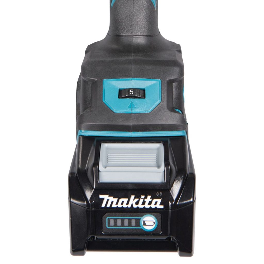 MAKITA Betonihiomakone XGT. Lähikuvassa akku kiinnitettynä Betonihiomakone XGT:hen.