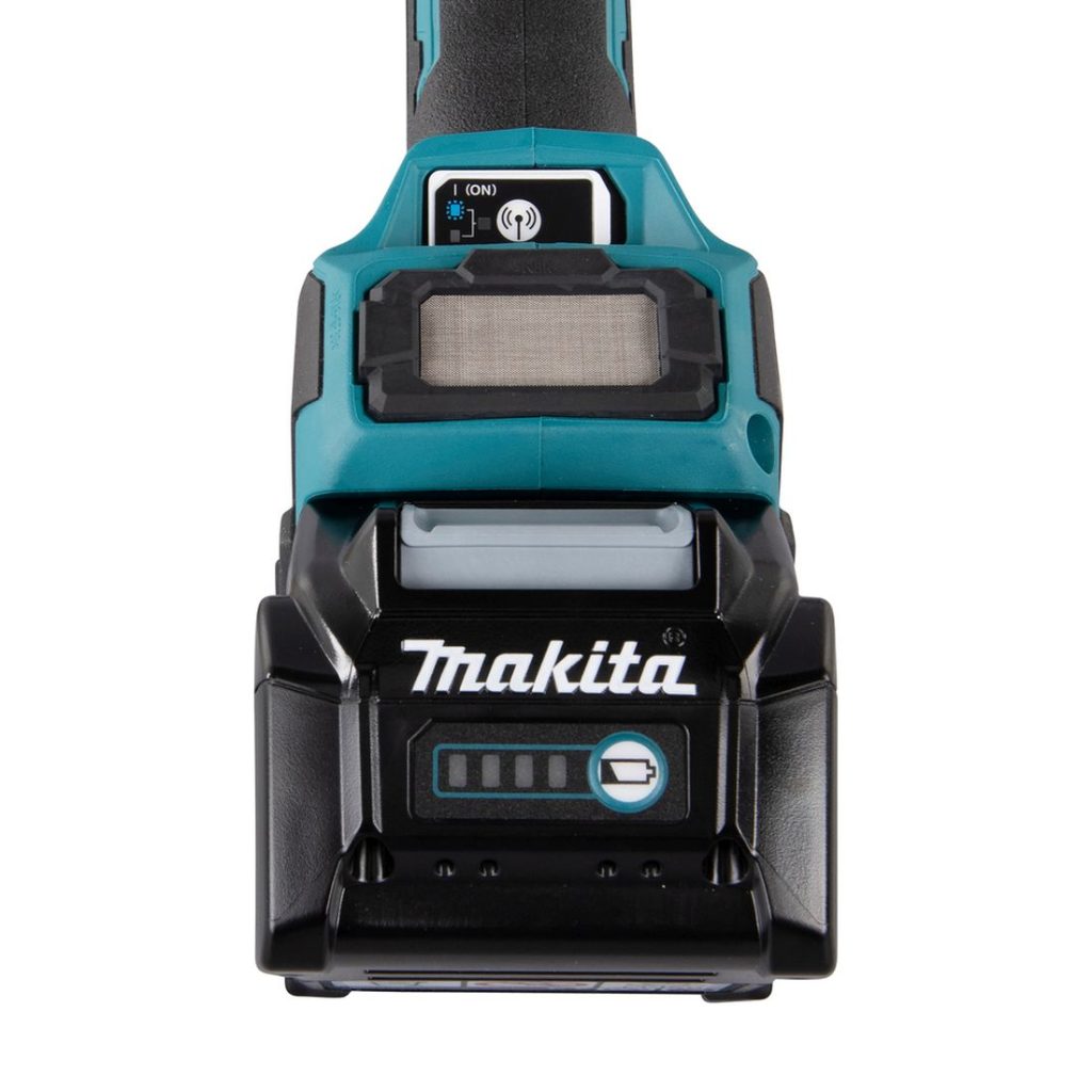 MAKITA Kulmahiomakone XGT. Lähikuvassa akku kiinnitettynä Kulmahiomakone XGT:hen.
