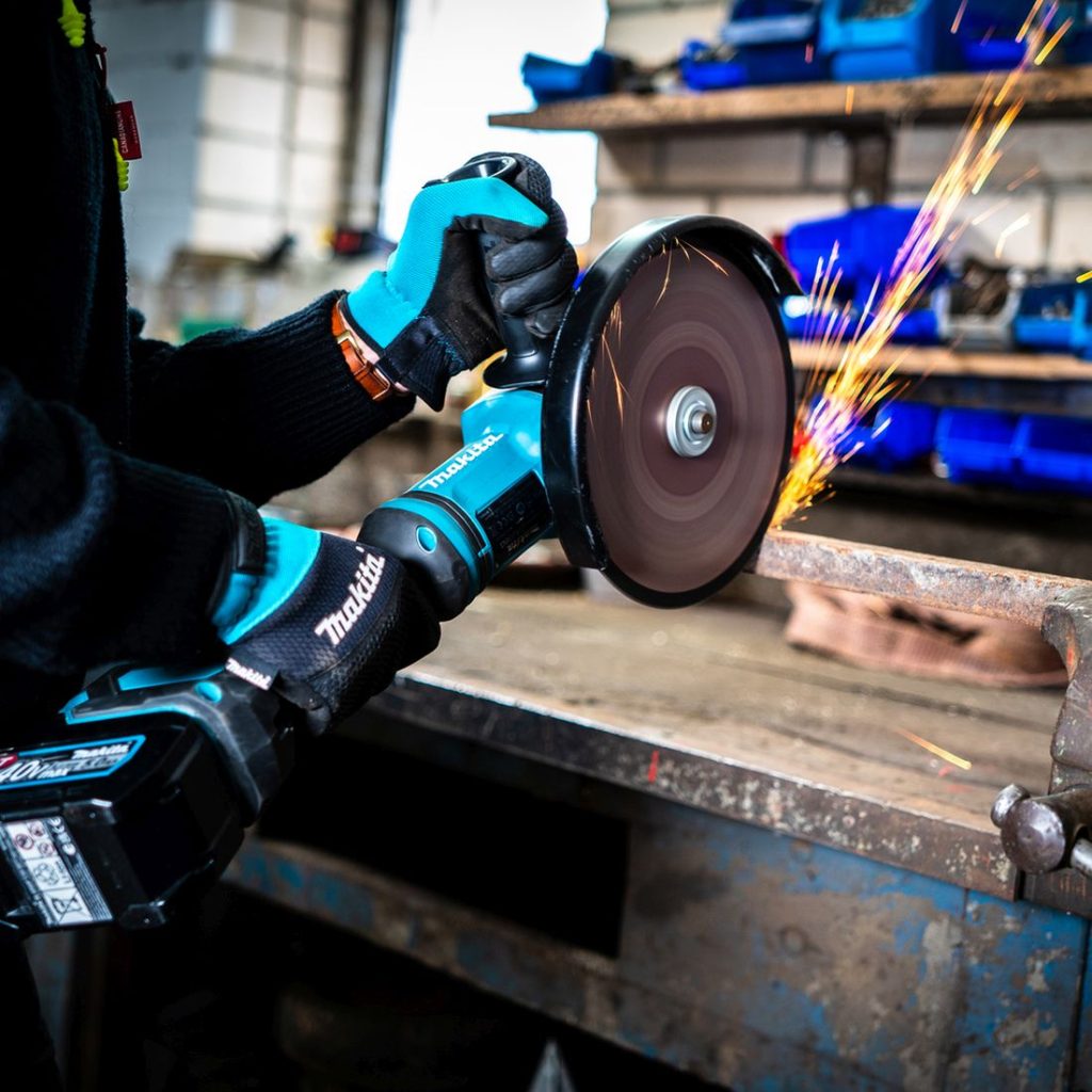 MAKITA Kulmahiomakone XGT. Kuvassa henkilö katkaisemassa lattarautaa Kulmahiomakone XGT:n avulla.
