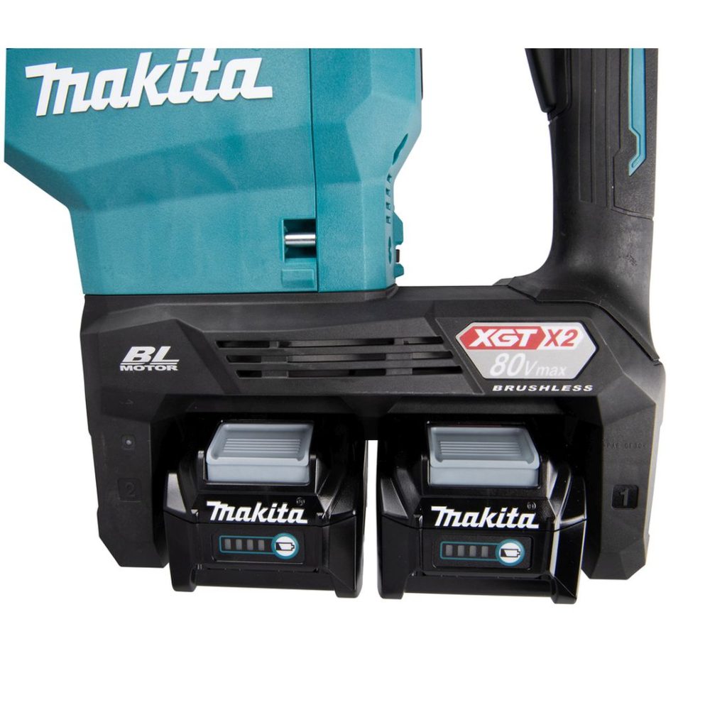 MAKITA Piikkausvasara XGT. Lähikuvassa kaksi akkua kinnitettynä Piikkausvasara XGT:hen.