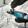 MAKITA Piikkausvasara. Kuvassa henkilö piikkaamassa betonia piikkausvasaran avulla.
