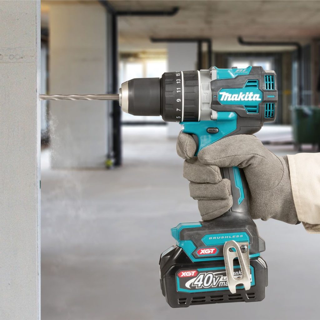 MAKITA Iskuporakone XGT. Kuvassa henkilö poraamassa reikää betonipilariin Iskuporakone XGT:n avulla.