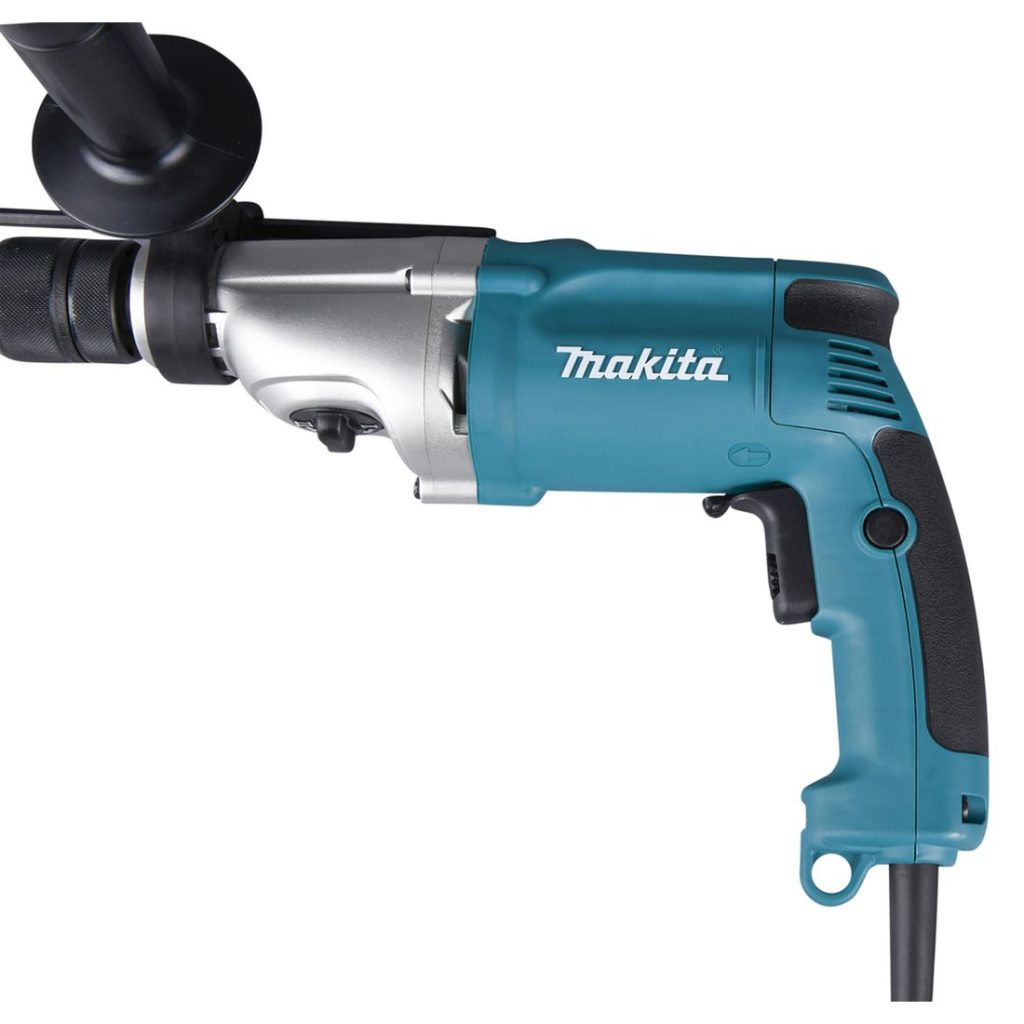 MAKITA Iskuporakone. Lähikuvassa Iskuporakone vasemmalta sivustapäin.