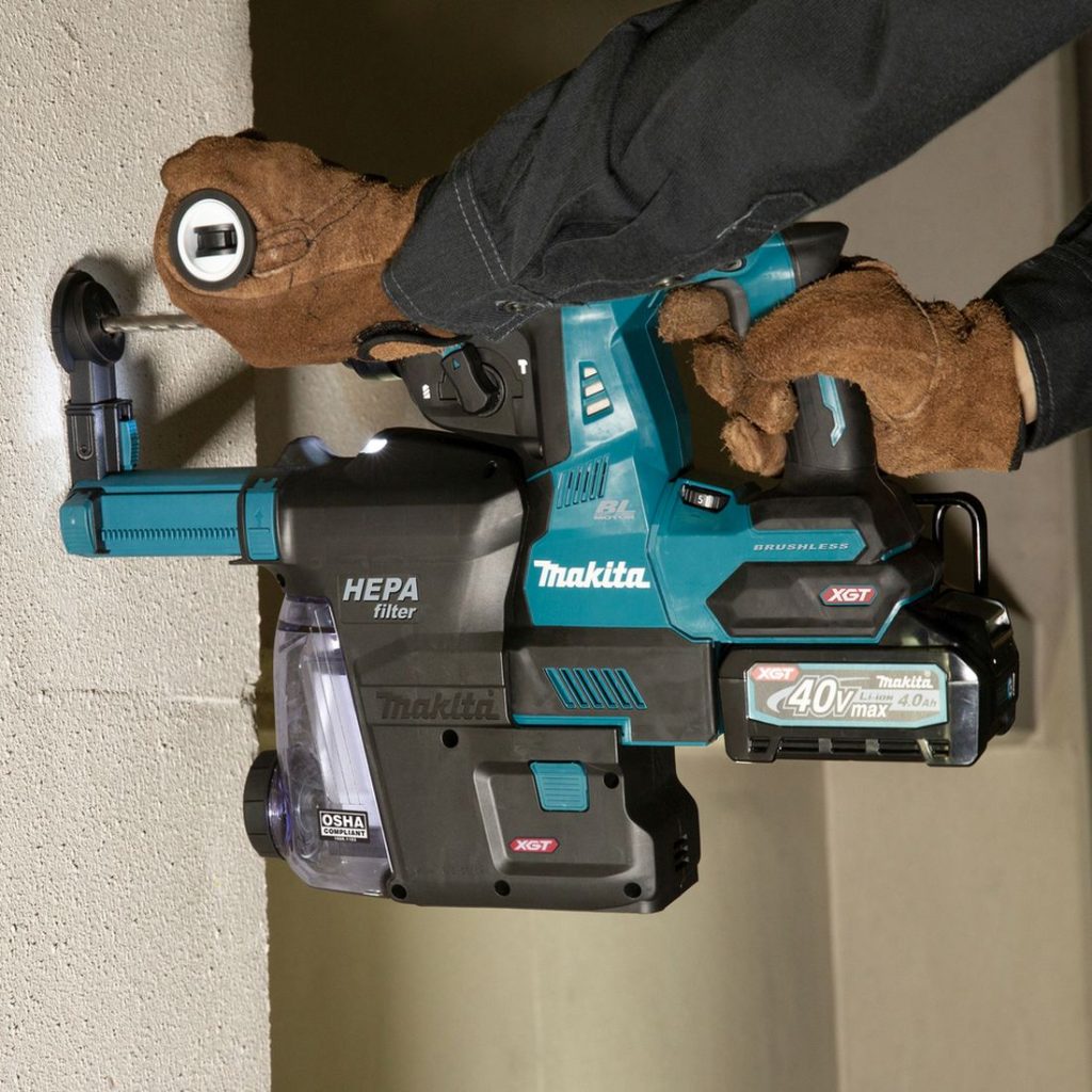 MAKITA Poravasara XGT. Kuvassa henkilö poraamassa reikää betoniseinään Poravasara XGT:n avulla.