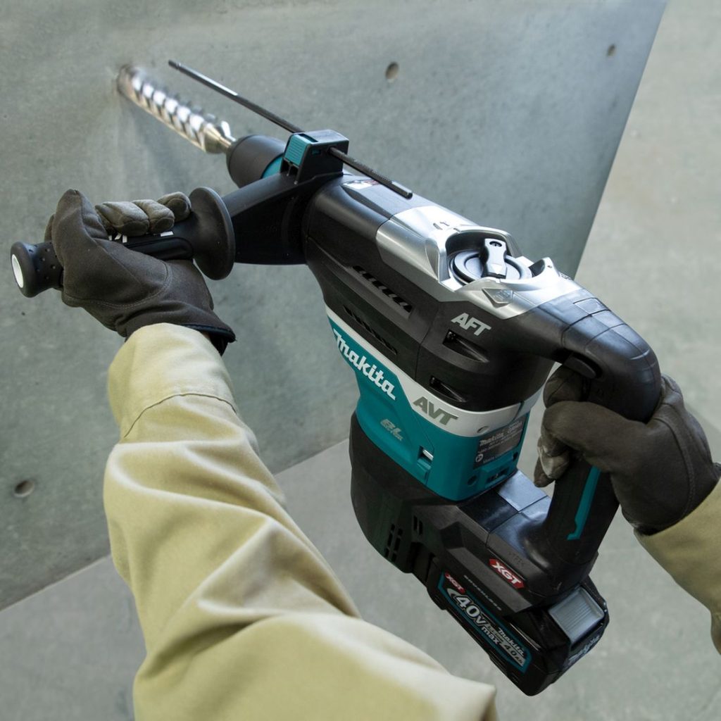 MAKITA Poravasara XGT. Kuvassa henkilö poraamassa reikää betoniseinään Poravasara XGT:n avulla.