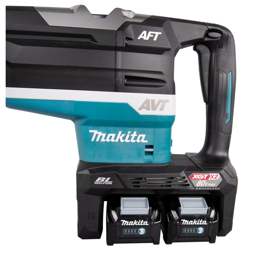 MAKITA Poravasara XGT. Lähikuvassa kaksi akkua kiinnitettynä Poravasara XGT:hen.