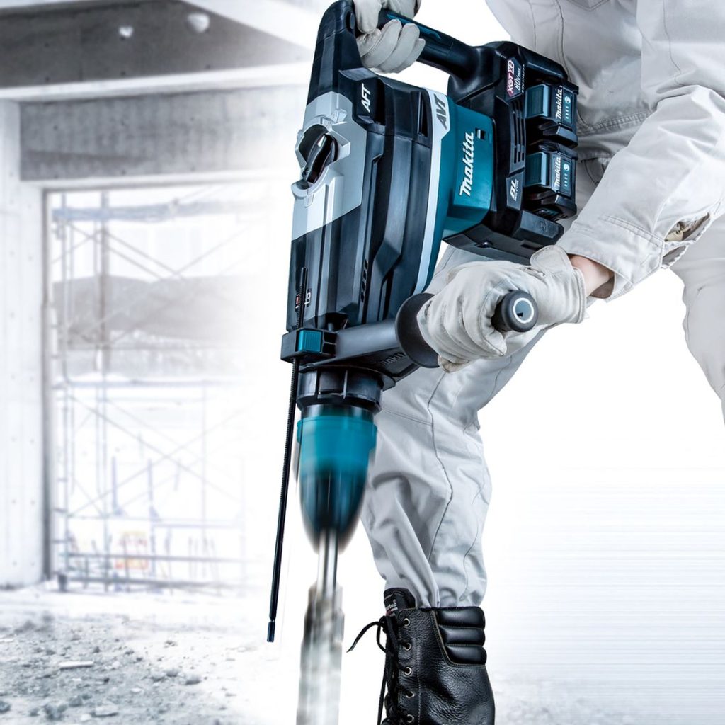 MAKITA Poravasara XGT. Kuvassa henkilö poraamassa reikää betonilattiaan Poravasara XGT:n avulla.