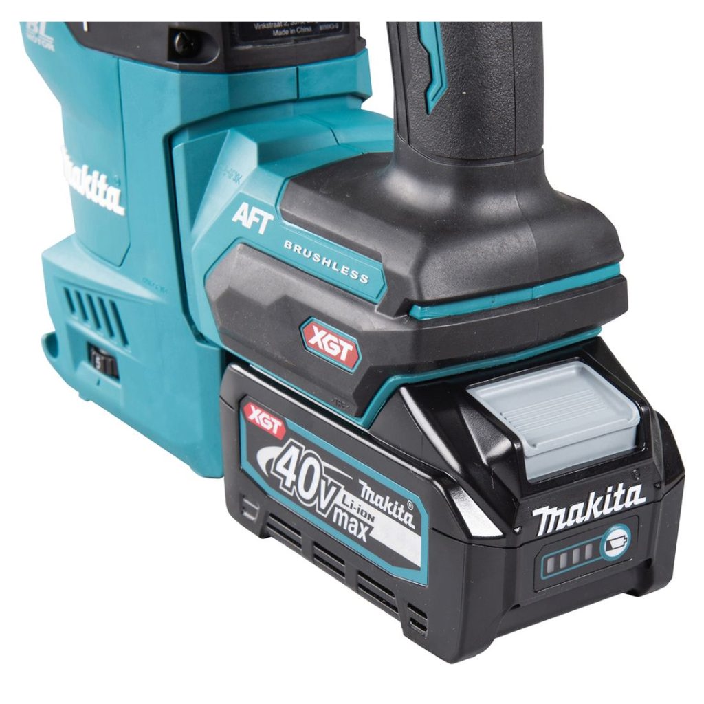 MAKITA Poravasara XGT. Lähikuvassa akku kiinnitettynä Poravasara XGT:hen.