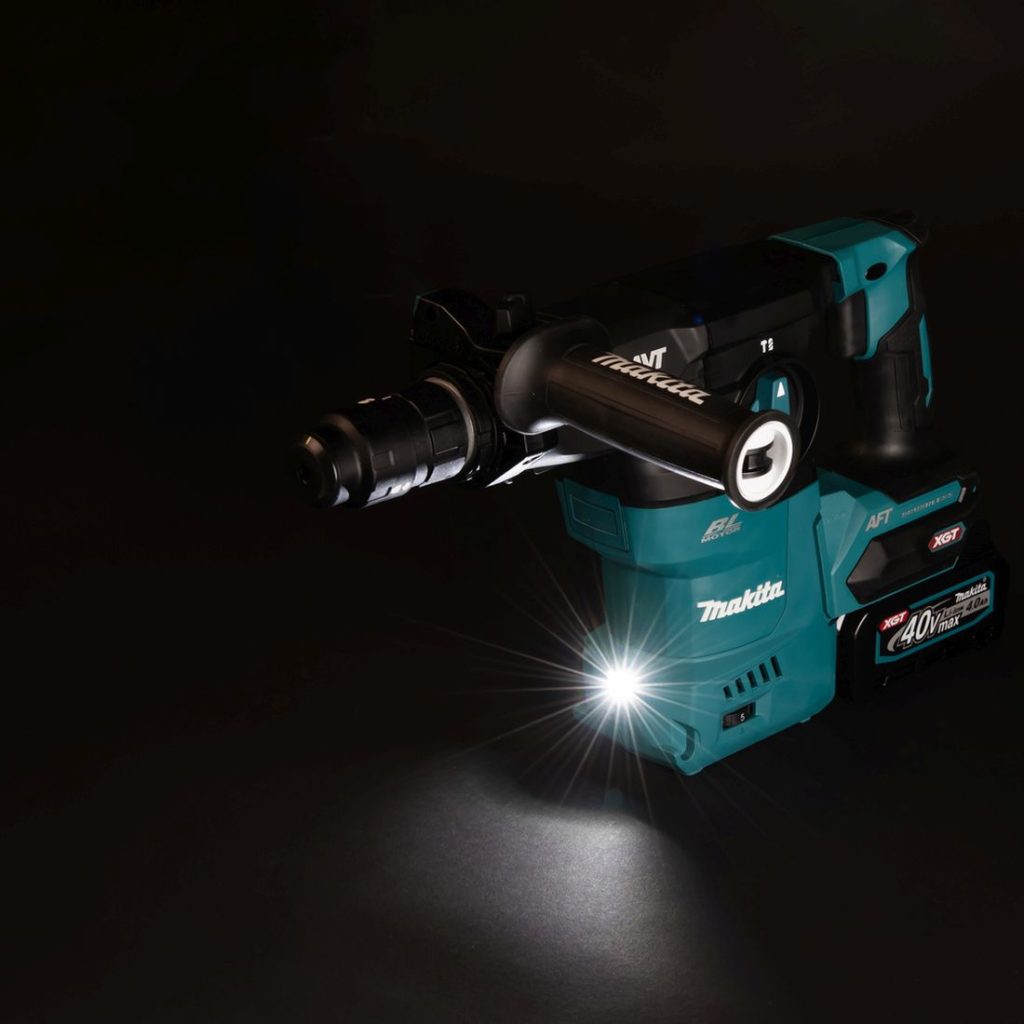 MAKITA Poravasara XGT. Kuvassa Poravasara XGT LED-valo päällä oikealta etuyläviistosta.