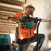 MAKITA Poravasara XGT. Kuvassa henkilö poraamassa reikää betoniseinään Poravasara XGT: avulla.