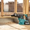 MAKITA Poravasara XGT. Kuvassa Poravasara XGT työmaalla betonilattialla puurungon vieressä.