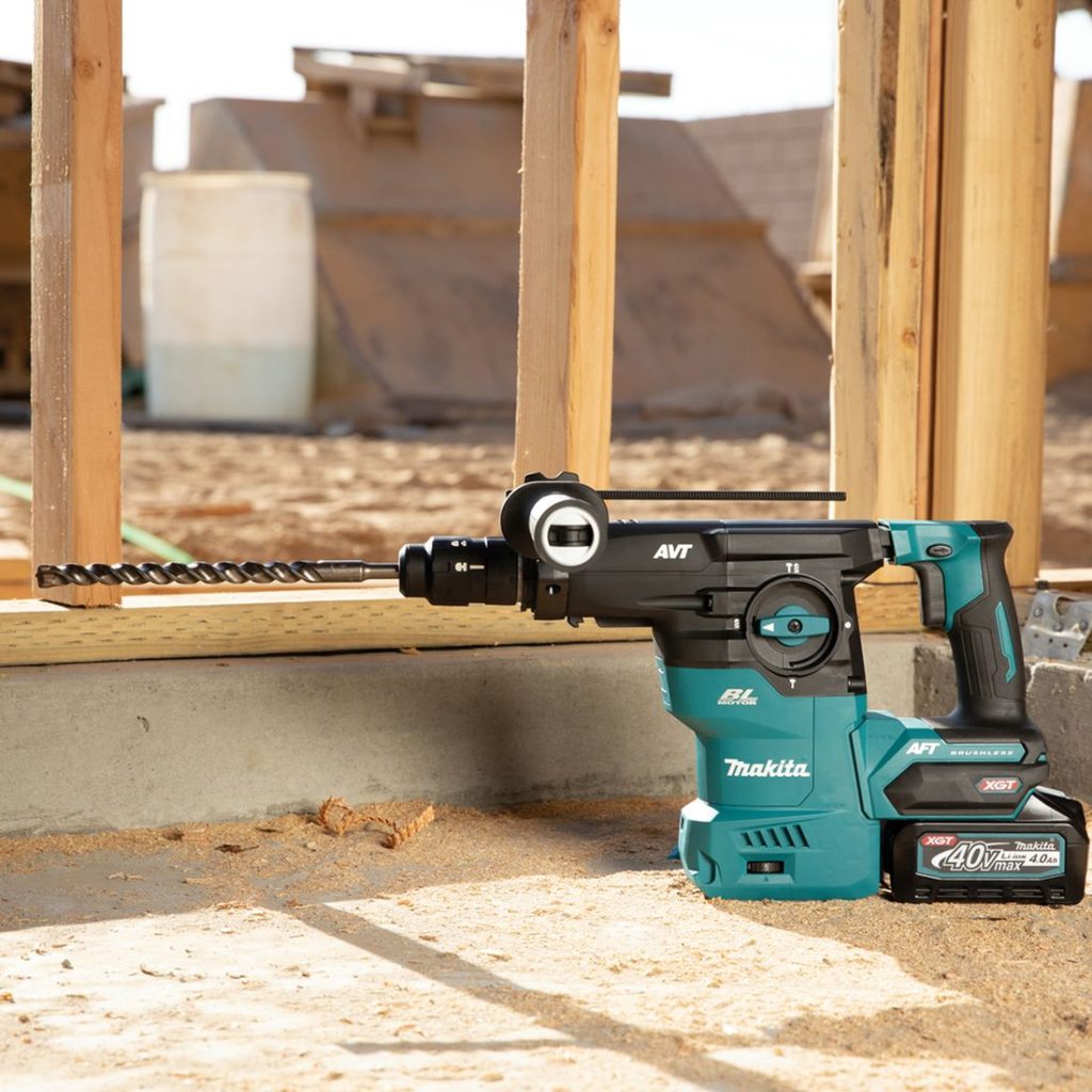 MAKITA Poravasara XGT. Kuvassa Poravasara XGT työmaalla betonilattialla puurungon vieressä.