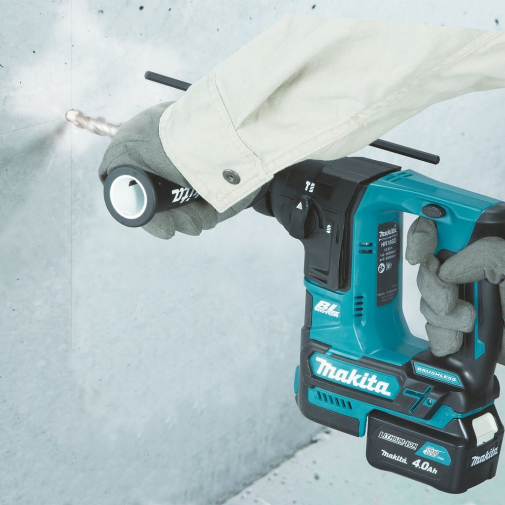 MAKITA Poravasara CXT. Kuvassa henkilö poraamassa reikää betoniseinään Poravasara CXT:n avulla.