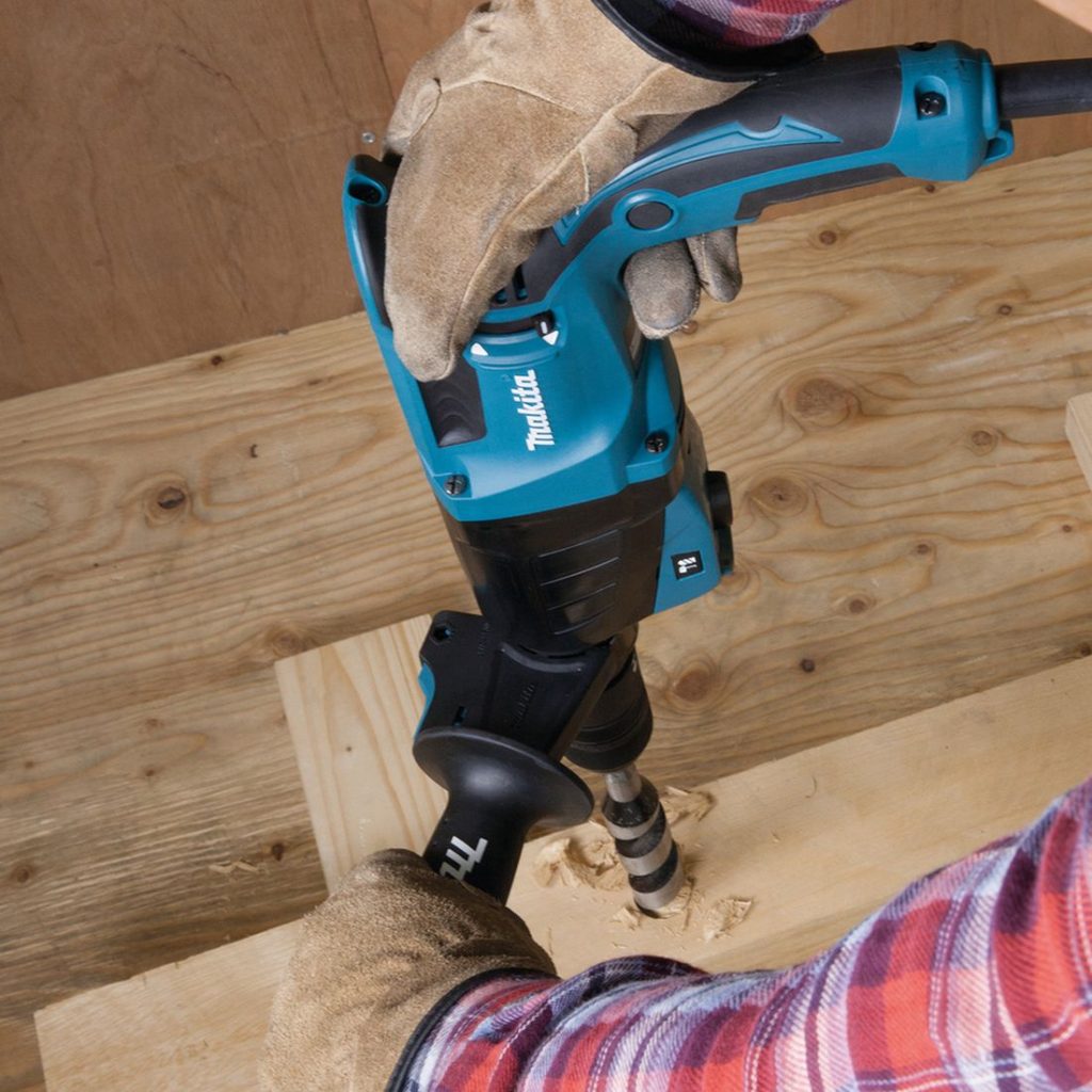 MAKITA Poravasara. Kuvassa henkilö poraamassa reikää puupalkkiin poravasaran avulla.