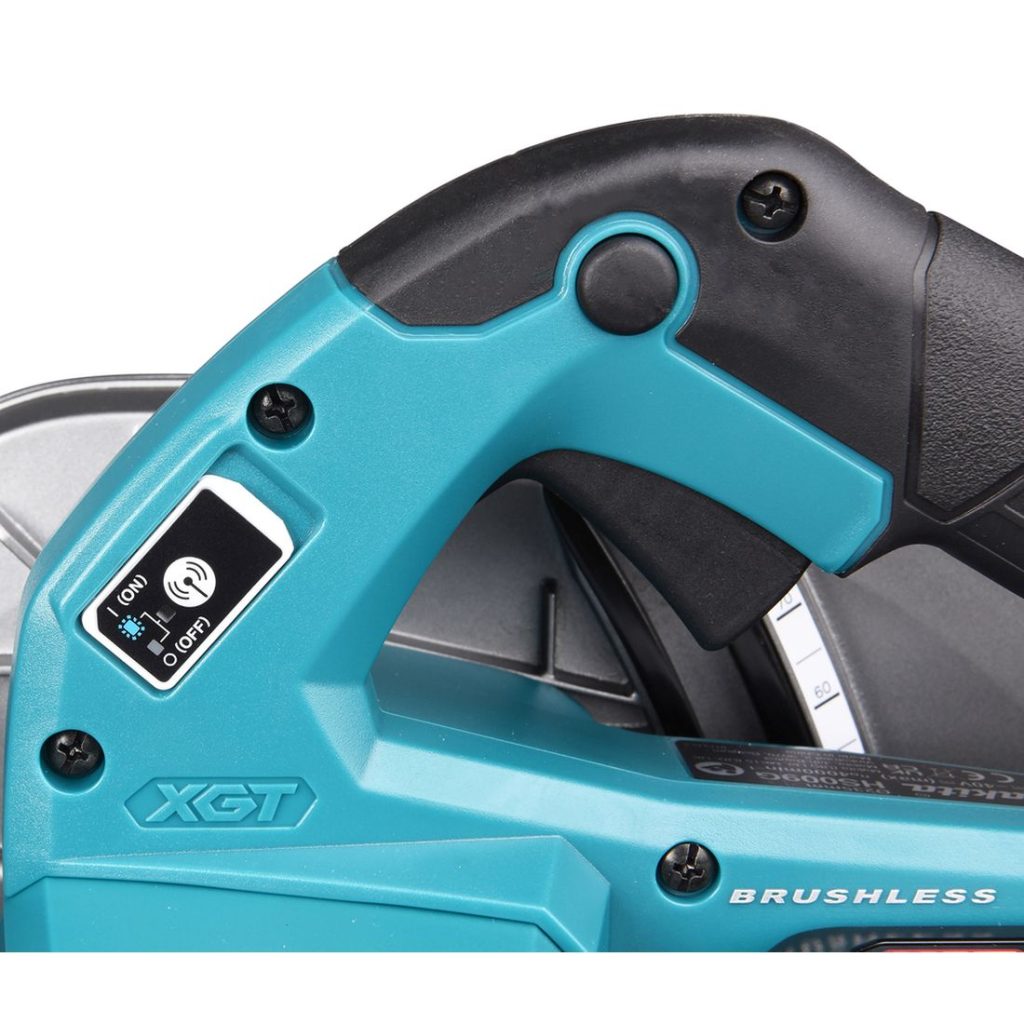 MAKITA Pyörösaha XGT. Lähikuvassa Pyörösaha XGT:n Bluetooth etäkäynnistystoiminto.