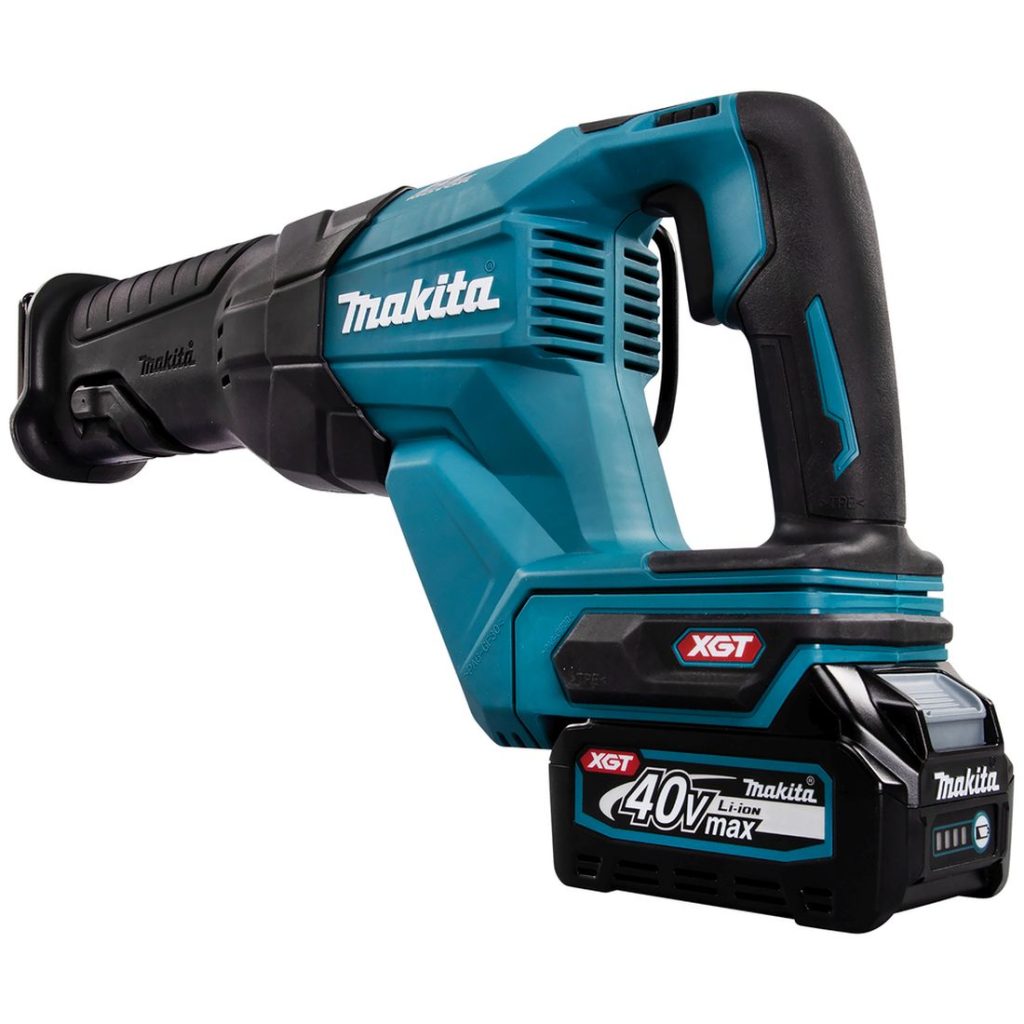 MAKITA Puukkosaha XGT. Kuvassa Puukkosaha XGT vasemmalta takaviistosta.