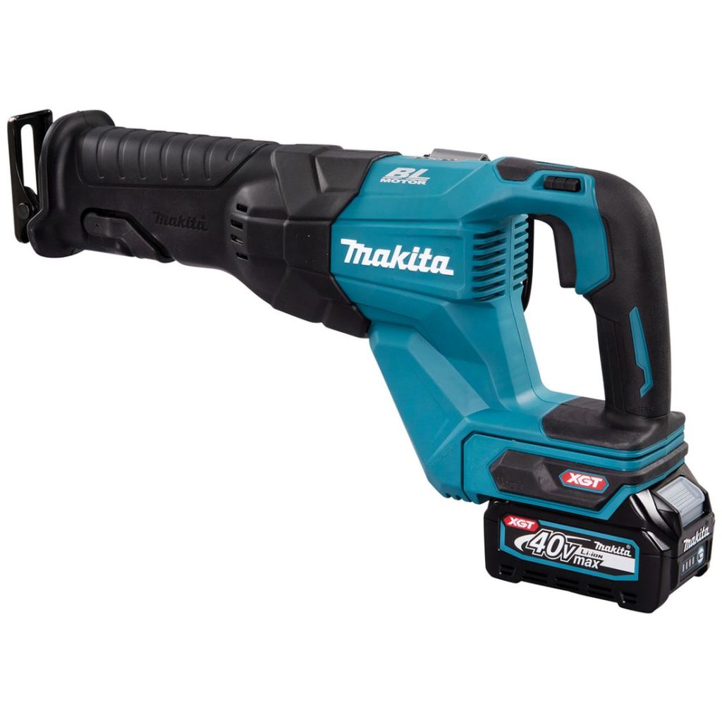 MAKITA Puukkosaha XGT. Kuvassa Puukkosaha XGT vasemmalta takayläviistosta.