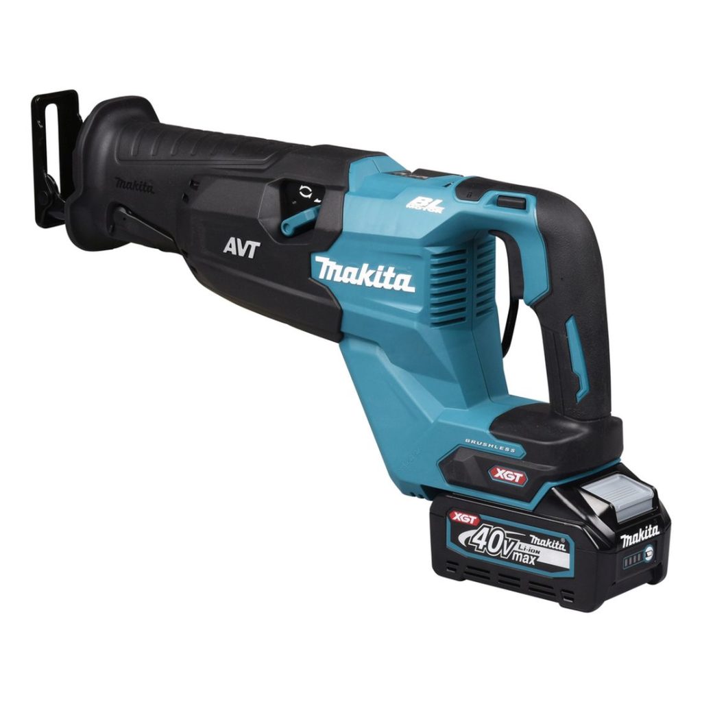 MAKITA Puukkosaha XGT. Kuvassa Puukkosaha XGT vasemmalta takayläviistosta.
