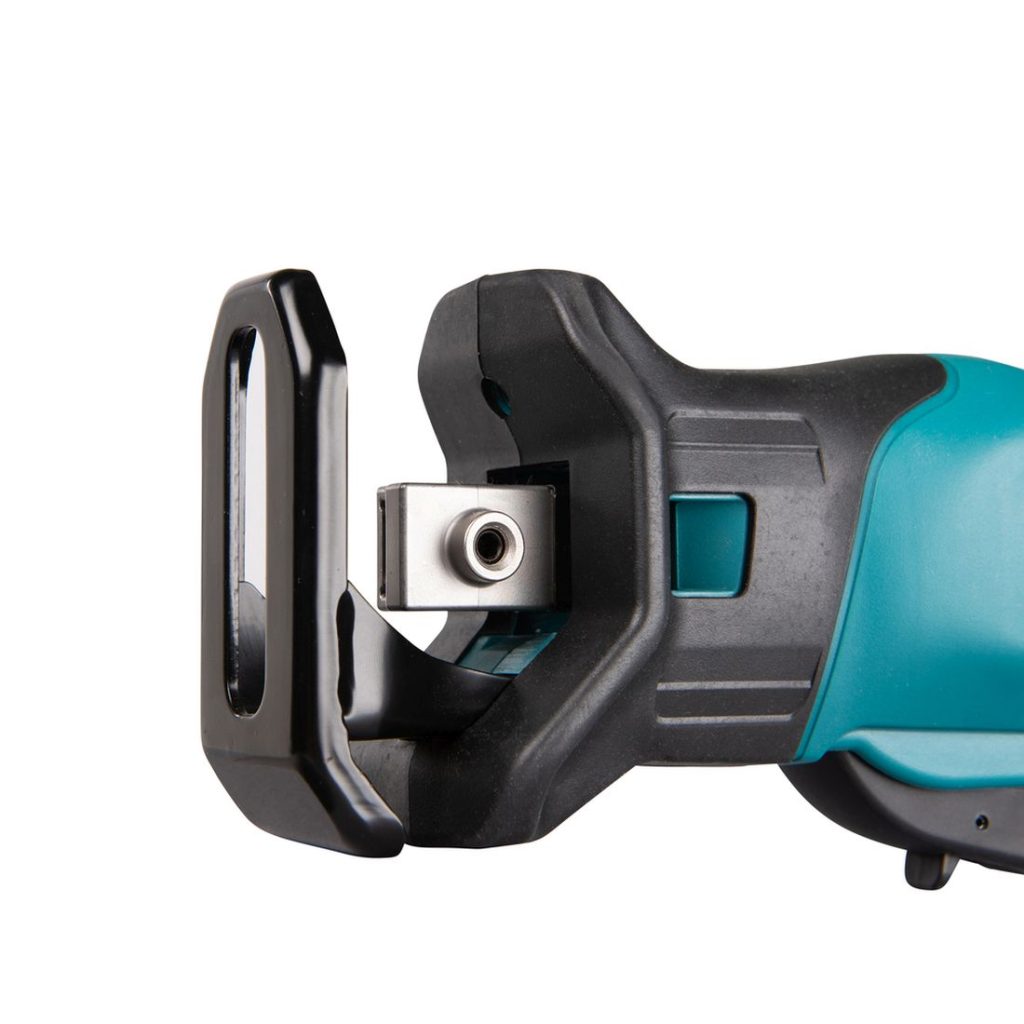 MAKITA Puukkosaha CXT. Lähikuvassa Puukkosaha CXT:n terän kiinnitys.