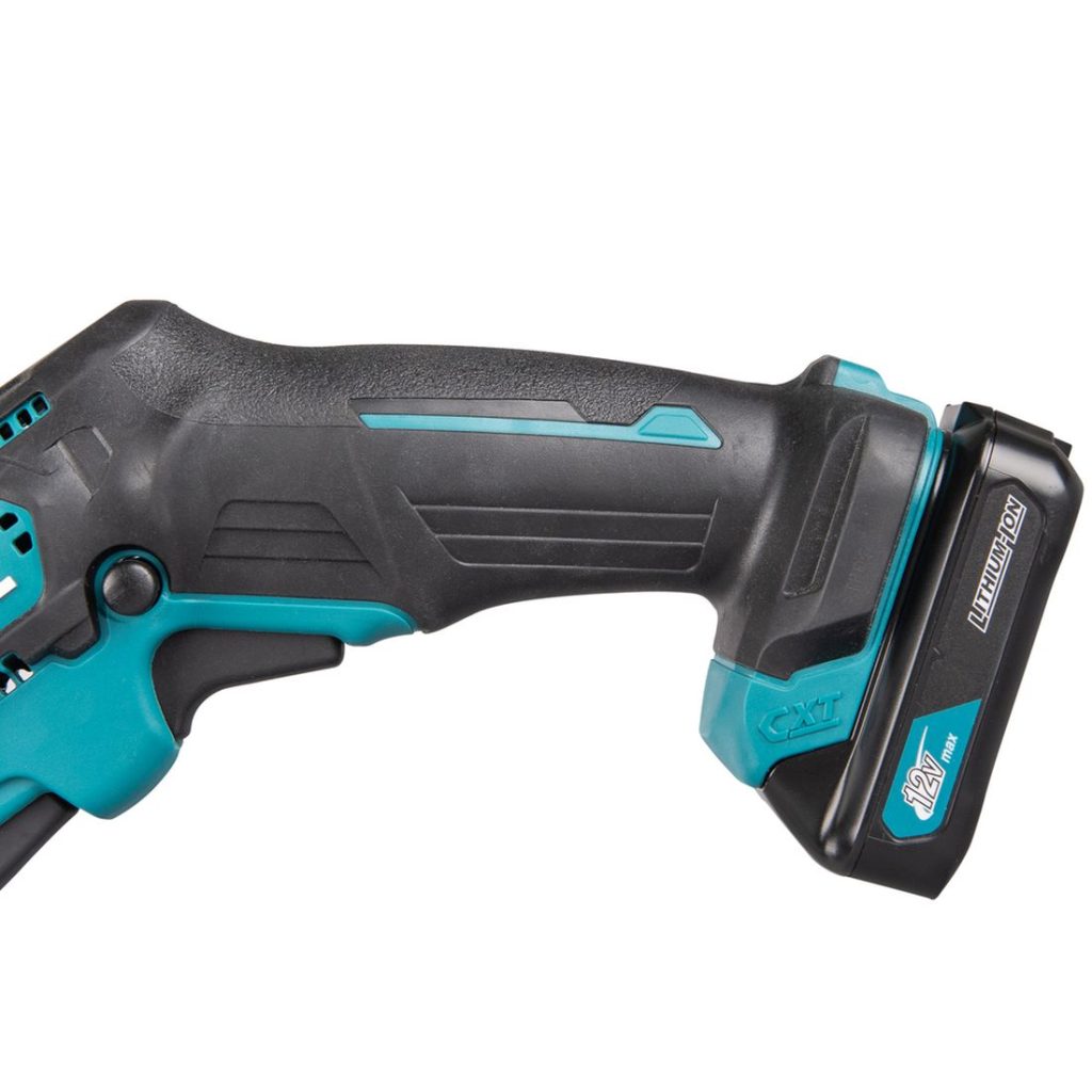 MAKITA Puukkosaha CXT. Lähikuvassa Puukkosaha CXT:n kumipintainen kädensija.