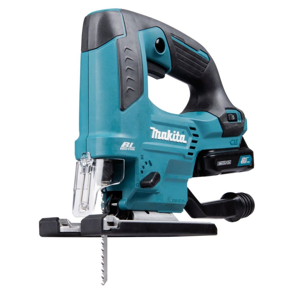 MAKITA Pistosaha CXT. Kuvassa Pistosaha CXT oikealta etuviistosta.