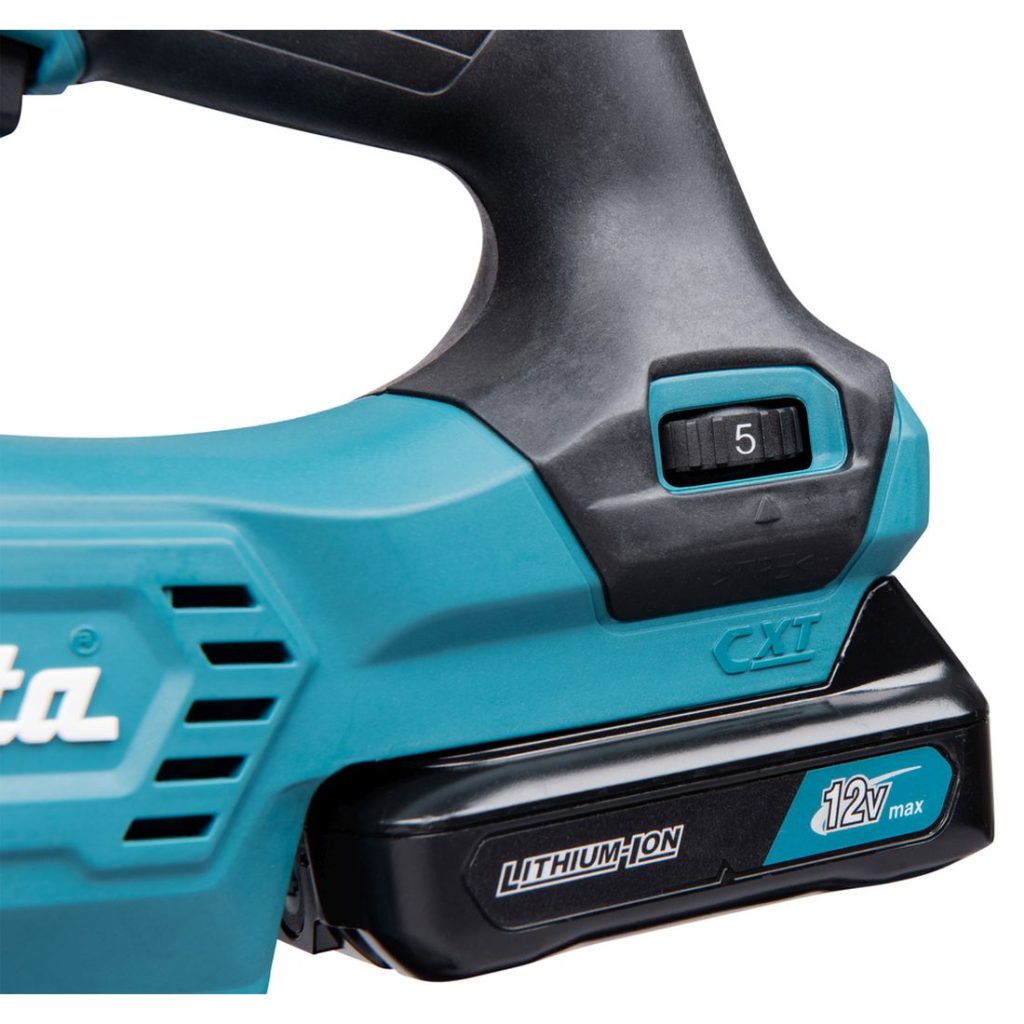 MAKITA Pistosaha CXT. Lähikuvassa pistosaha CXT:n portaaton nopeudensäädin.
