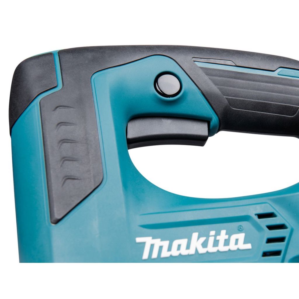 MAKITA Pistosaha CXT. Lähikuvassa pistosaha CXT:n liipaisin.