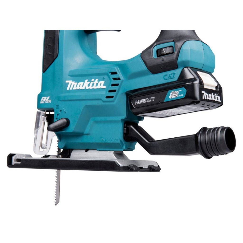 MAKITA Pistosaha CXT. Lähikuvassa pistosaha CXT:n imuriliitäntä.