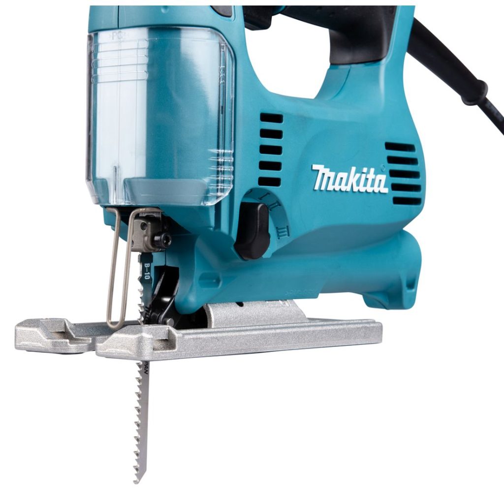 MAKITA Pistosaha CXT. Lähikuvassa pistosahanterä kiinnitettynä pistosaha CXT:hen oikealta etuviistosta.