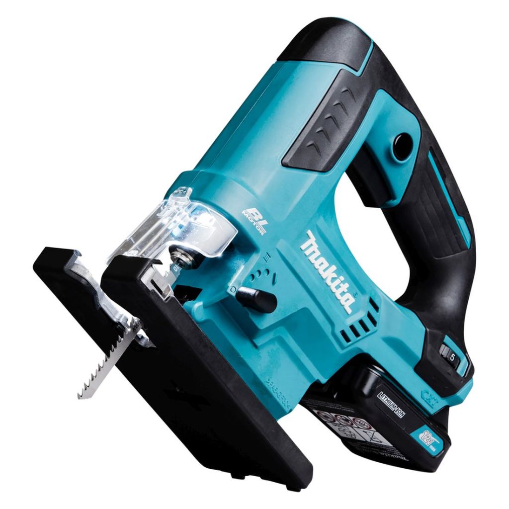 MAKITA Pistosaha CXT. Kuvassa Pistosaha CXT oikealta alaviistosta.