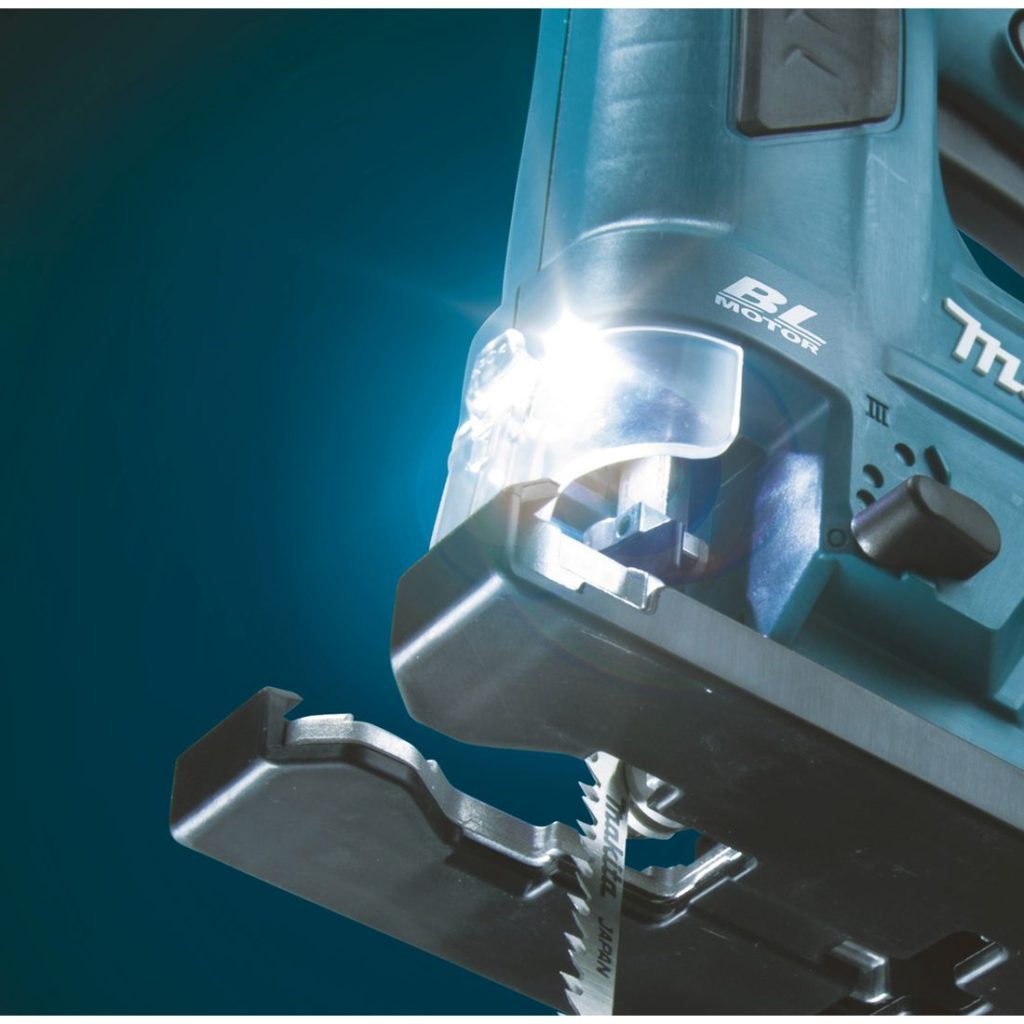 MAKITA Pistosaha CXT. Lähikuvassa pistosaha CXT:n LED-valo.