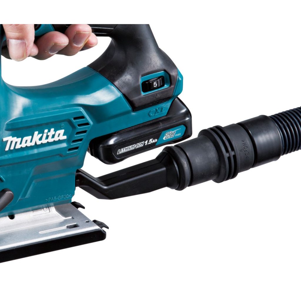 MAKITA Pistosaha CXT. Lähikuvassa imurin letku kiinnitettynä pistosaha CXT:n imuriliitäntään.