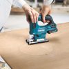 MAKITA Pistosaha CXT. Kuvassa henkilö sahaamassa pyöreää reikää vanerilevyyn Pistosaha CXT:n avulla.