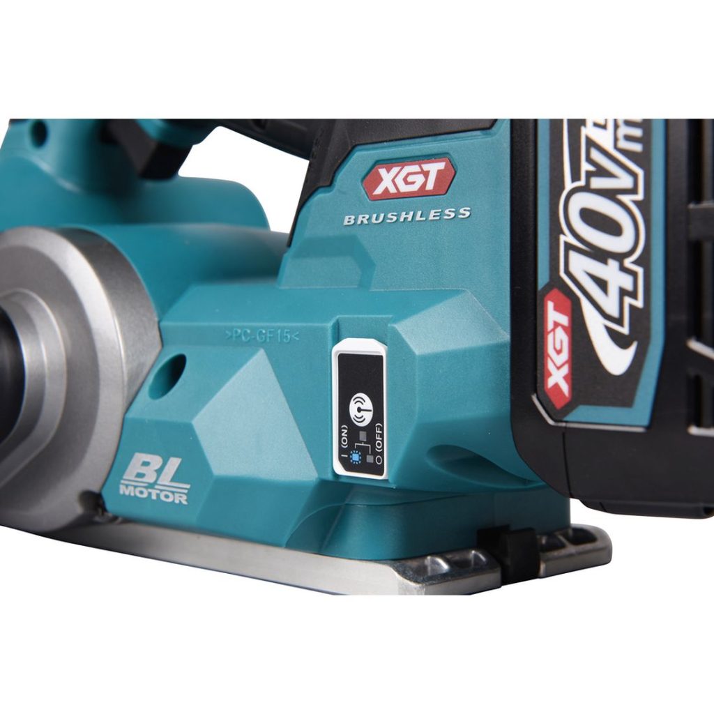 MAKITA Höylä XGT. Lähikuvassa höylä XGT:n Bluetooth etäkäynnistystoiminto.
