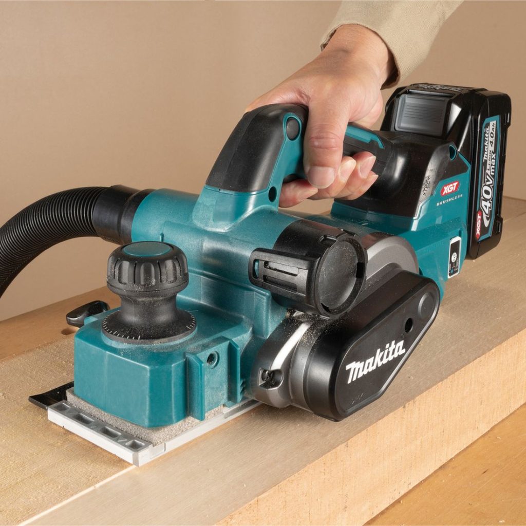 MAKITA Höylä XGT. Kuvassa henkilö höyläämässä puulankkua höylä XGT:n avulla.