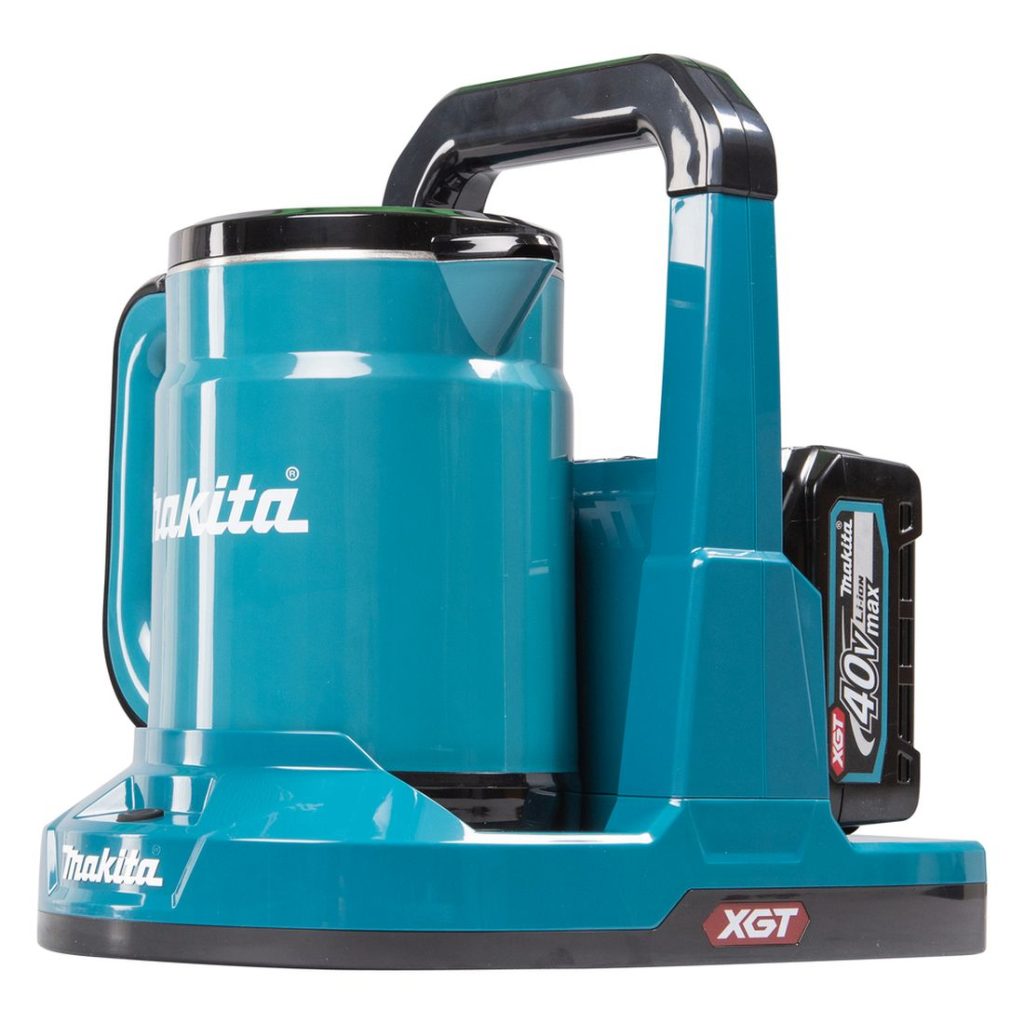 MAKITA Vedenkeitin XGT. Kuvassa Vedenkeitin XGT oikealta etuviistosta.