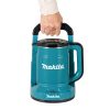 MAKITA Vedenkeitin XGT. Kuvassa henkilö kantamassa Vedenkeitin XGT:tä kantokahvasta.