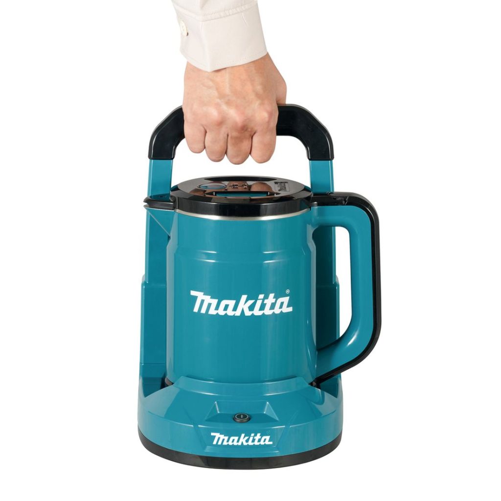 MAKITA Vedenkeitin XGT. Kuvassa henkilö kantamassa Vedenkeitin XGT:tä kantokahvasta.
